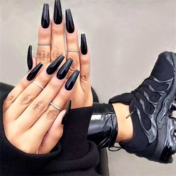 Faux ongles noirs brillants - Ongles élégants et tendance pour un look parfait