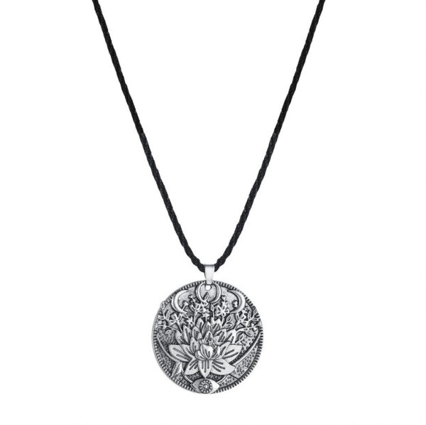 Collier de lotus de minuit - Élégance nocturne et raffinement floral