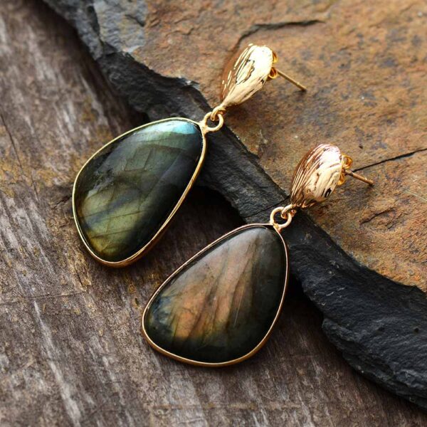 Boucles d'oreilles en labradorite : Élégance et mystère pour sublimer votre look