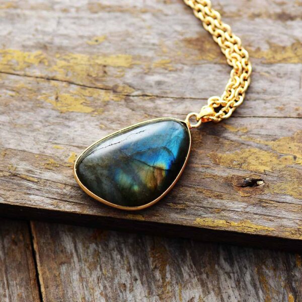 Collier en pierre labradorite - Élégance et protection avec cette pierre naturelle