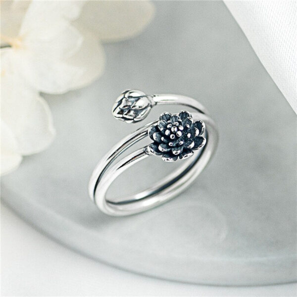 Bague argent fleur de lotus : élégance florale et raffinement argenté