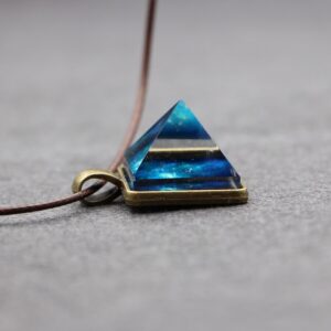 Collier pyramide lumineux - Accessoire tendance pour illuminer votre style