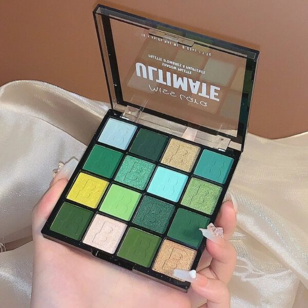 Palette maquillage pour yeux verts : Sublimez votre regard avec notre sélection de couleurs vibrantes et naturelles