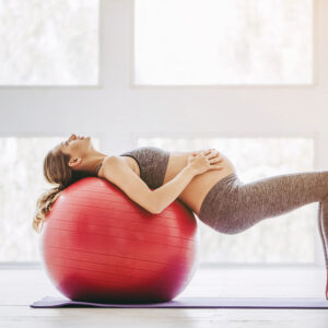 Ballon yoga grossesse : pratiquez en toute sérénité pendant votre grossesse