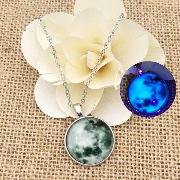 Collier lune lumineux - Éclairez votre style avec ce bijou unique