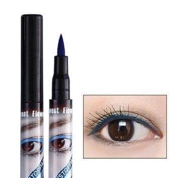 Maquillage yeux : crayon bleu intense pour un regard captivant