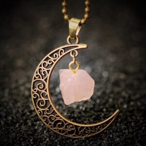 Collier lune pierre : élégance et mystère pour sublimer votre style