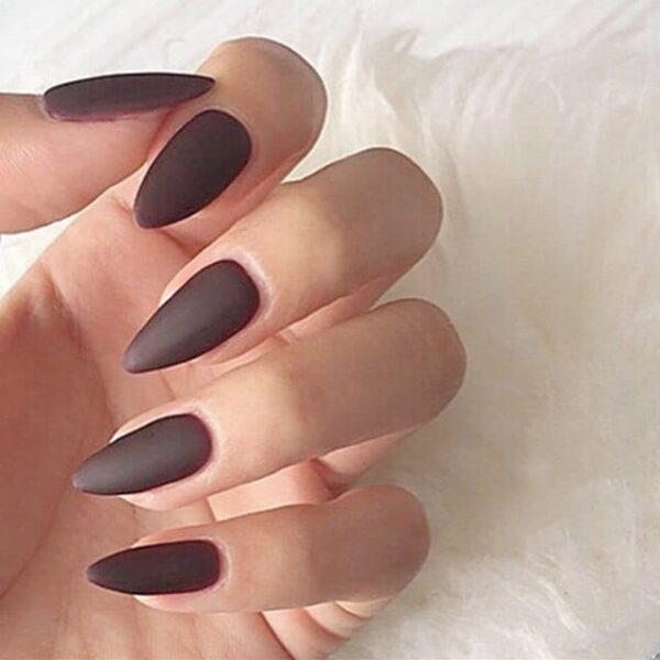 Faux ongles mate - Style élégant et tendance pour des mains impeccables