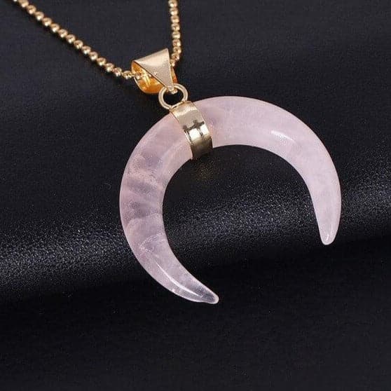 Collier lune : élégance et mystère pour sublimer votre style